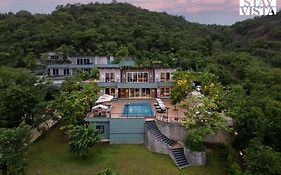 Stayvista At La Nirvana With Pool, Music Speaker & Indoor-Outdoor Game
